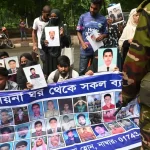 Des membres de la famille des victimes de disparitions forcées manifestent devant la résidence officielle du conseiller en chef à. Des membres de la famille des victimes de disparitions forcées, qui auraient été commis par des organismes gouvernementaux pendant la ligue awami, manifestaient devant des barricades de l'armée en tenant des banderoles et des portraits de leurs proches disparus, en demandant leur retour devant la résidence officielle du conseiller en chef à dhaka bangladesh le 13 août 2024