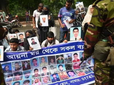 Des membres de la famille des victimes de disparitions forcées manifestent devant la résidence officielle du conseiller en chef à. Des membres de la famille des victimes de disparitions forcées, qui auraient été commis par des organismes gouvernementaux pendant la ligue awami, manifestaient devant des barricades de l'armée en tenant des banderoles et des portraits de leurs proches disparus, en demandant leur retour devant la résidence officielle du conseiller en chef à dhaka bangladesh le 13 août 2024