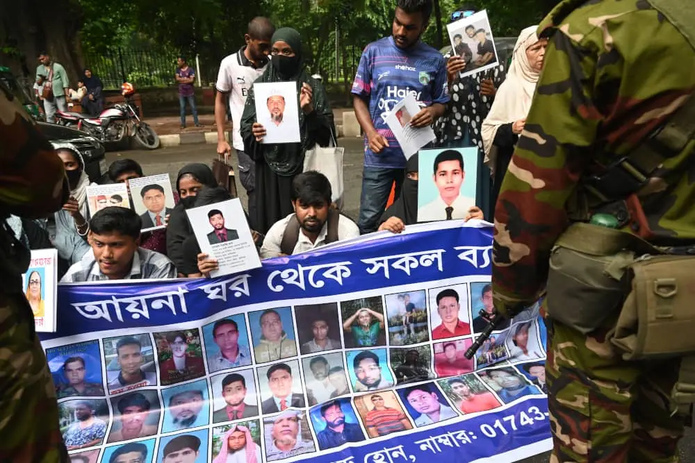 Des membres de la famille des victimes de disparitions forcées manifestent devant la résidence officielle du conseiller en chef à. Des membres de la famille des victimes de disparitions forcées, qui auraient été commis par des organismes gouvernementaux pendant la ligue awami, manifestaient devant des barricades de l'armée en tenant des banderoles et des portraits de leurs proches disparus, en demandant leur retour devant la résidence officielle du conseiller en chef à dhaka bangladesh le 13 août 2024