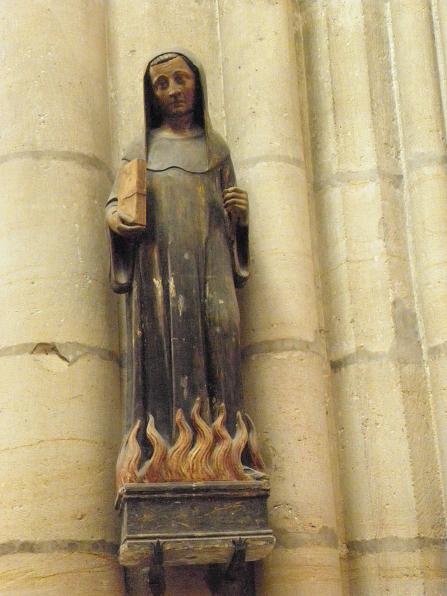 Saint Odilon de Cluny : Statue polychrome d’Odilon de Cluny debout au-dessus de flammes, à Troyes.
