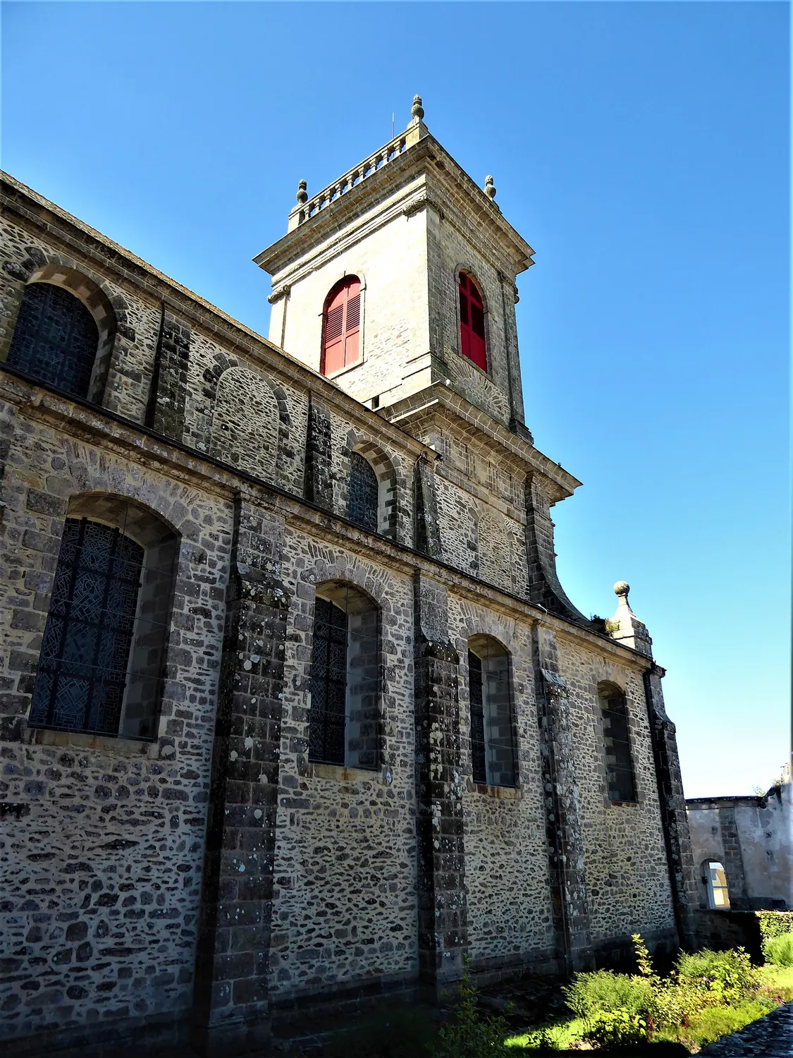 Saint Gildas le Sage : Élévation extérieure de l’ancienne abbatiale Saint-Gildas-de-Rhuys.