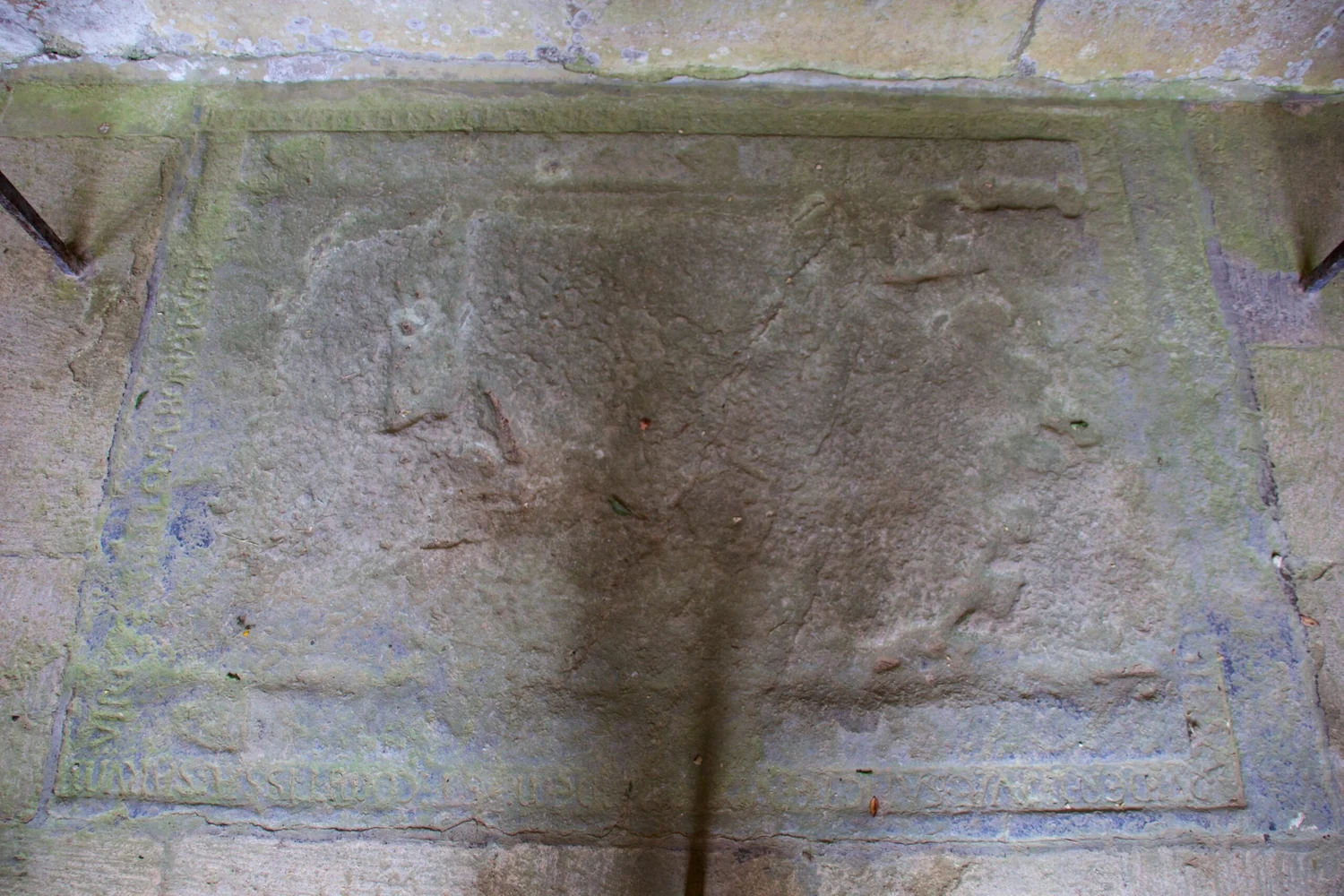 Sainte Ella de Lacock : Pierre tombale d’Ella, dans l’abbaye de Lacock.