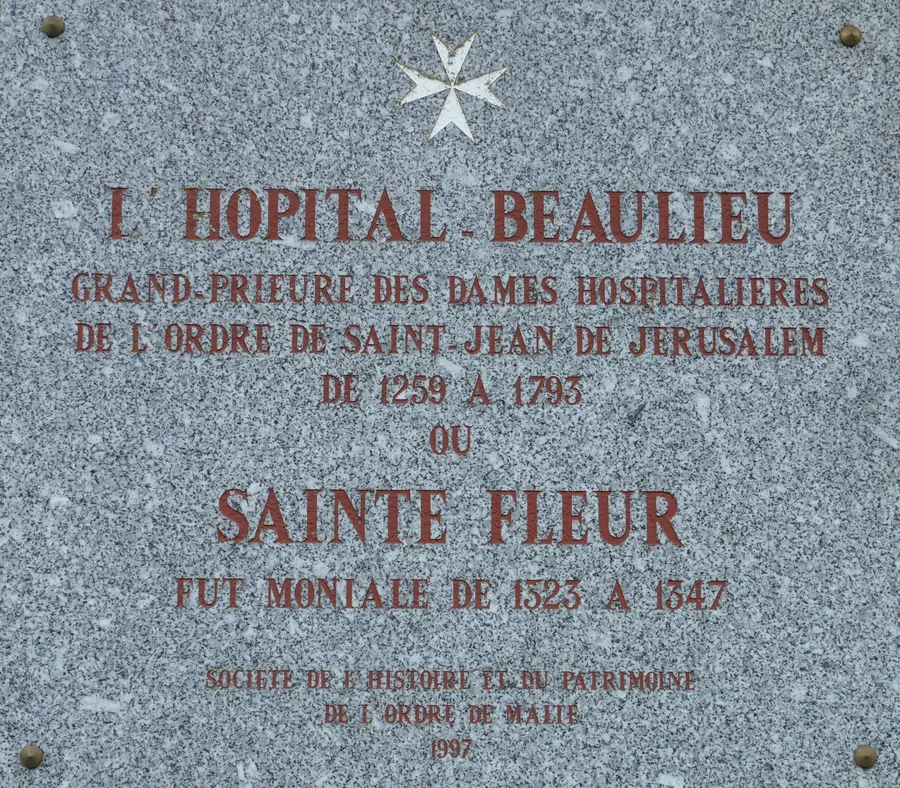 Plaque commémorative de l’Hôpital-Beaulieu à Issendolus, mentionnant sainte Fleur.