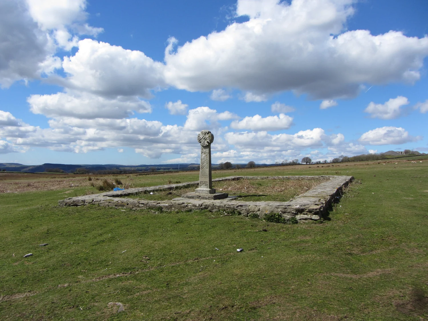 Sainte Gladys : Fondations de Capel Gwladys dans la lande galloise, avec une croix commémorative au centre.