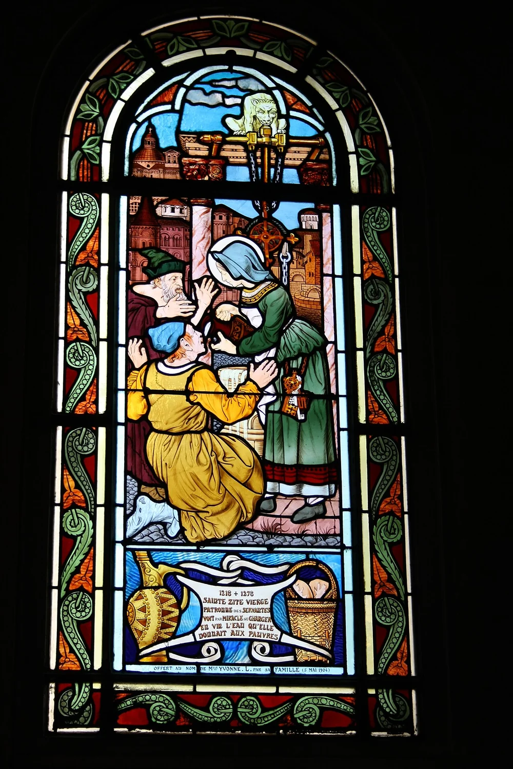 Sainte Zita de Lucques : Vitrail de Zita avec un panier, entourée de figures dans un intérieur.